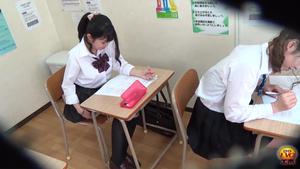 Test d'écolière voyeur EE-235 De fréquentes flatulences honteuses se répercutent dans la salle de classe