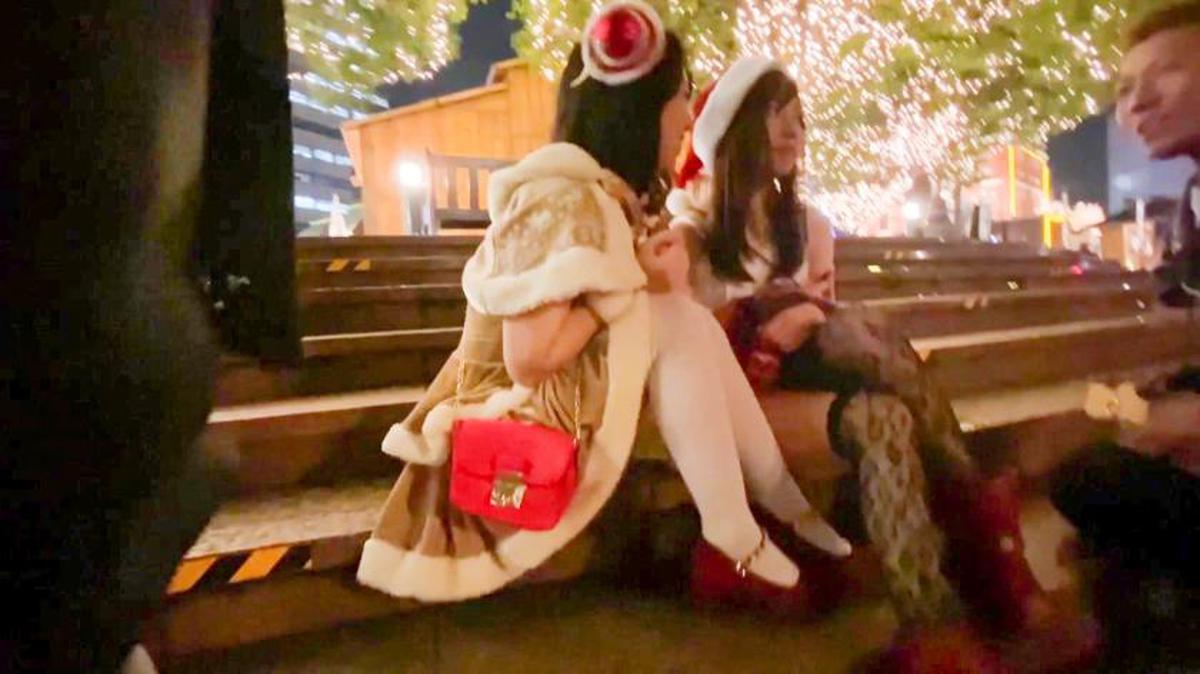 326EVA-115 Ein großer Schwanz wird einem Selfie-Mädchen präsentiert, das in Santakos mit Freunden spielt! Schöne Arschknaller-Dämonen-Pisse-Kopulation mit einer Reihe von Anrufen! !! White Christmas ww bedeckt mit reinem weißen Sperma