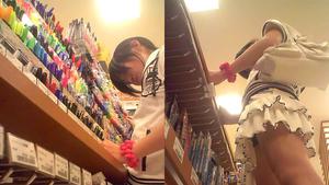 Kaki rok mini J ● -chan yang tergila-gila memilih alat tulis