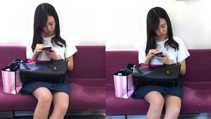 gcolle_metro_77 Minifalda alta JK-chan (No. 1) que no se da cuenta de que está loca por su teléfono inteligente