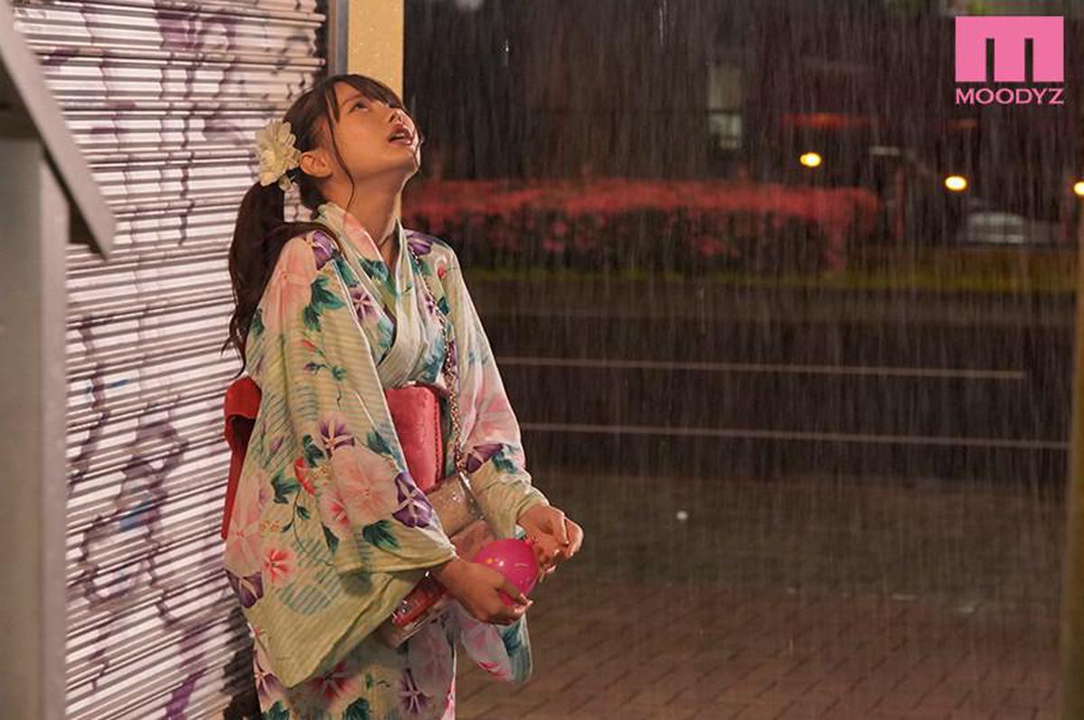 MIAA-306 Rainy Summer Festival NTR Matsumoto Ichika, quien fue llevada por Guess bajo la lluvia imparable por solo 3 minutos lejos de su novio, se despojó de su yukata y continuó recibiendo corrida vaginal.