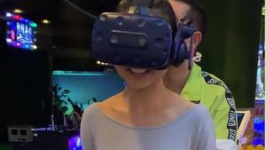 VR_4 VR体験ブースで悪戯始まりの章, VR付けた女性客におさわり, VR体験ブースで悪戯終わりの章, 【職場VR悪戯】 長身美人事務員への想い（私服の時の撮影）