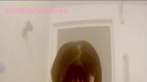 jk1girldimaoshow [K1] Una hermosa chica similar a Keiko Kita que trata el cabello en el baño.