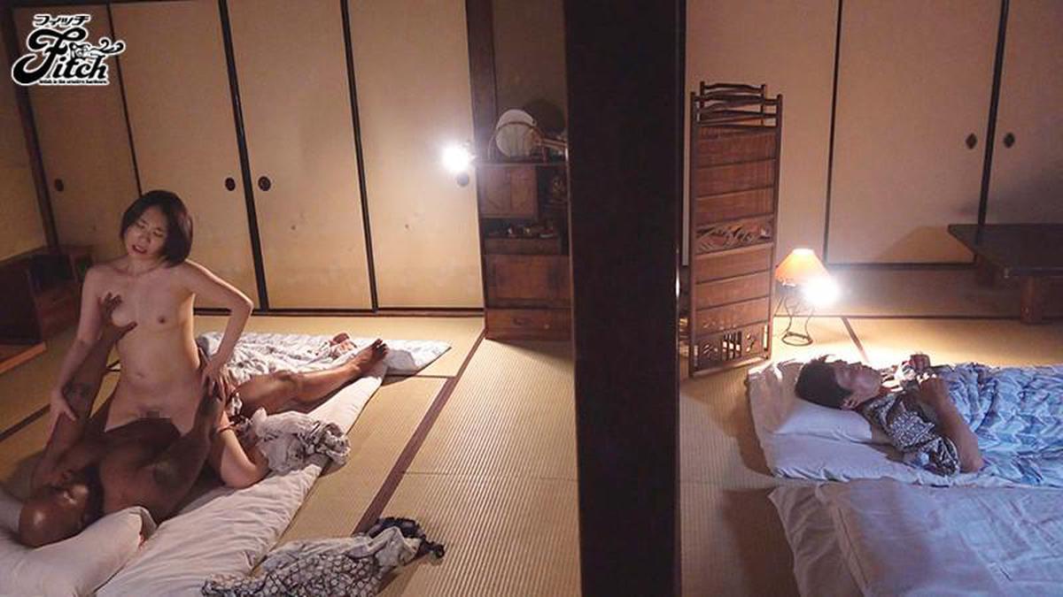 JUFE-208 Um homem negro e um quarto compartilhado em um dia chuvoso em um destino de viagem Big Mara NTR Ryokan Hijiri Maihara