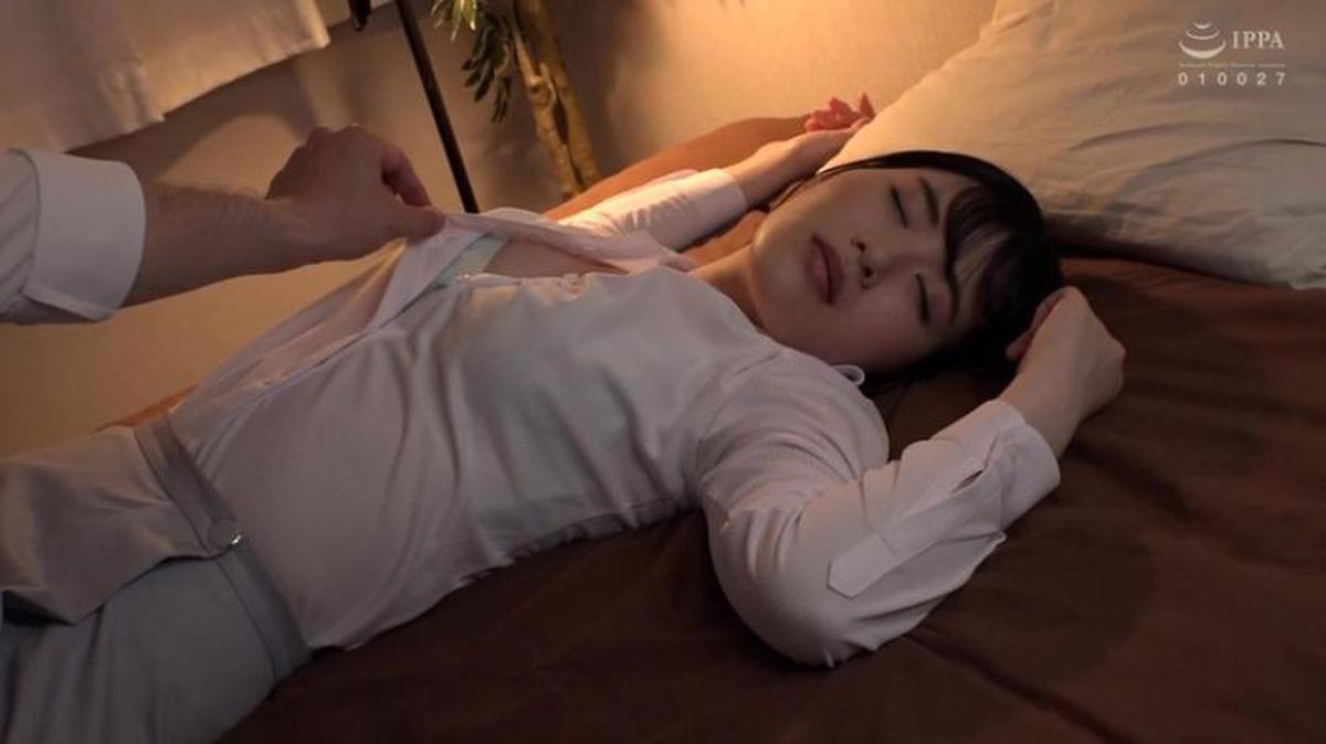 110AKDL-062 Geteiltes Zimmer mit einer süßen Angestellten Schöne Brüste, wenn du deinen Anzug ausziehst! Anziehen überhaupt! Vorbereiteter Arsch! Eine Frau, die ungeschützt schläft und ein geschlossener Raum allein kann die Schmerzen im Schritt nicht stoppen! 4 Yukina Shida Hono Wakamiya