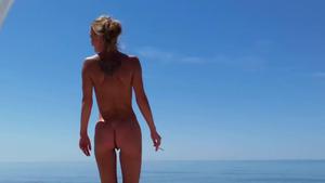Mädchen am Strand, Nudisten