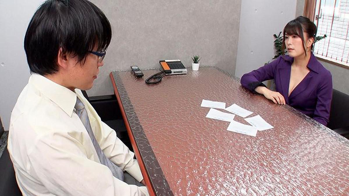 Президент ARM-975 Юка Хиросе, которая обучает сотрудников, используя примерно 100-сантиметровую чрезвычайно эротичную задницу как для конфет, так и для кнута.