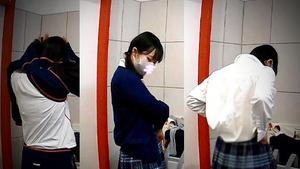 [Voyeur changeant d'uniforme JK] Passer des vêtements de sport aux toilettes dans un certain établissement