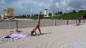 Madisyn - обнаженная пляжная йога