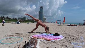 Madisyn - обнаженная пляжная йога