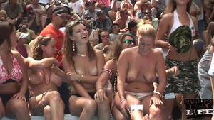 Desnudos a Poppin Festival Roselawn Indiana