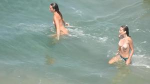 2 chicas desnudas 1 topless