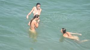 2 chicas desnudas 1 topless