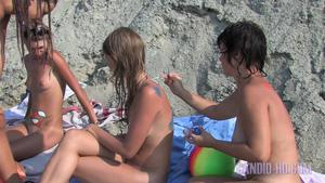 Family Pure Nudism Candid-HD – Mom Daughter Beach Games 1.vol 2