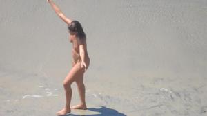 Pantai Hitam-Gadis Fleksibel