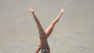 Chica flexible de playa negra