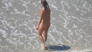 Pantai Hitam-Gadis Fleksibel