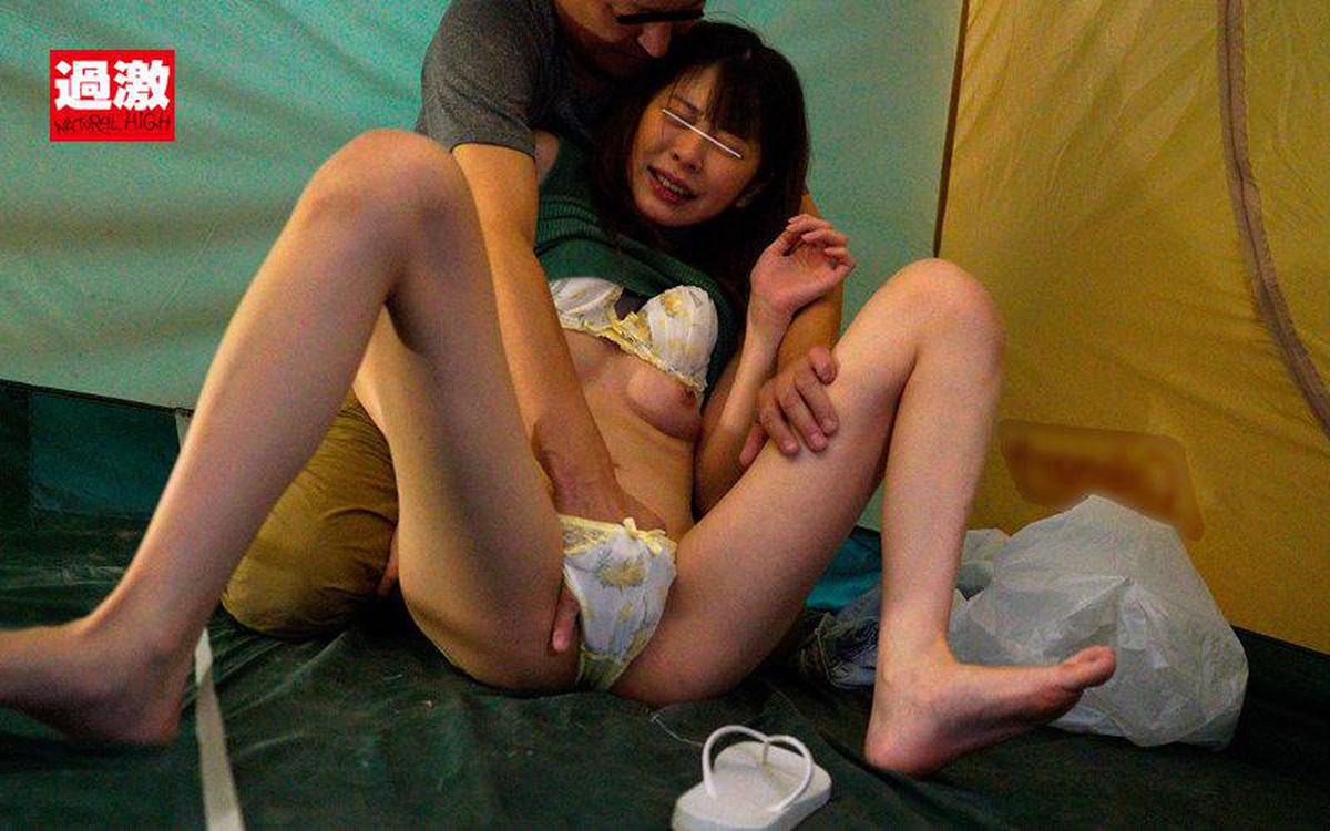 NHDTB-588 Belle fille aux jambes qui peut souffrir d'incontinence lorsqu'elle s'égoutte d'un pantalon chaud lorsqu'un Rimobai est installé dans un camping