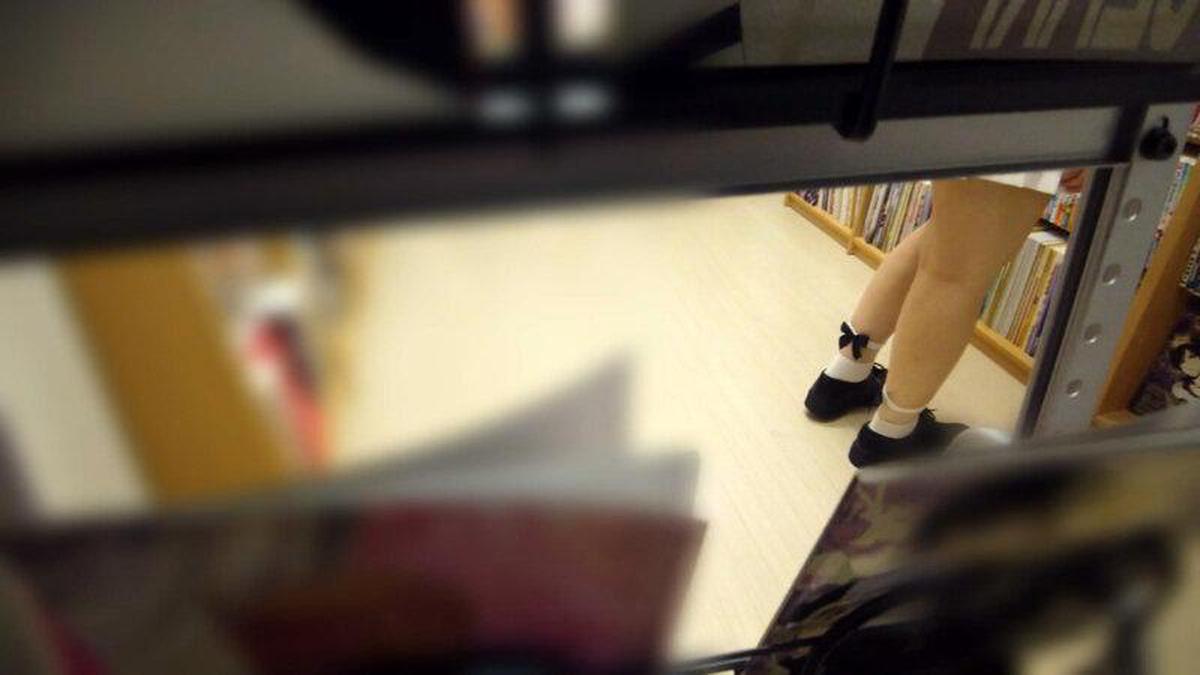 NUBI-058 [Bookstore Moester ●] Eine Studentin, die in einer Buchhandlung vollgespritzt wird.