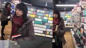 [Shooting upside down with a smartphone 13] Miniskirt black stocking girl Shopping with her boyfriend at a bookstore White panties with voice [Amateur voyeur]
