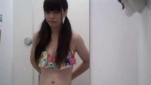 15302950 Jeune fille seulement ! Cabine d'essayage de maillot de bain (2) Les seins de la fille modèle Dokusha Kime posent devant le miroir