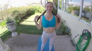 Lethal Hardcore - Izzy Lush - Stieftochter Izzy Lush wechselt vom Yoga zu einer Gesichtsbehandlung