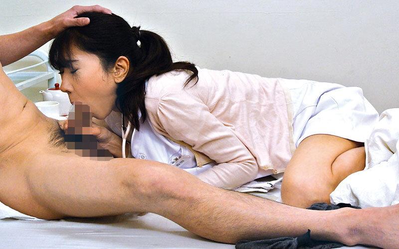 DOKI-021 Finja conversar com uma enfermeira sobre problemas sexuais na sala especial do cais humano e negocie o processamento sexual!