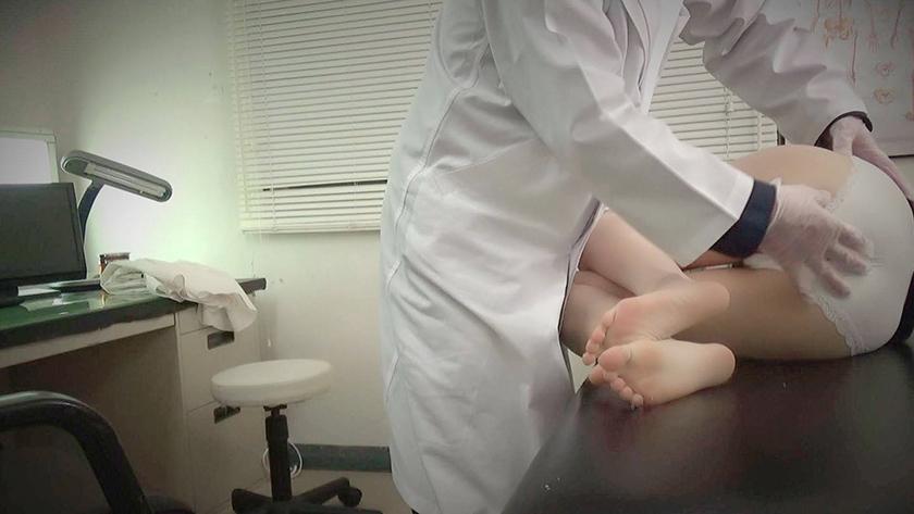 530DG-099 [Obstetrics and Gynecology Examination] Palpation of a beautiful wife's dick (fingering) Squirting! !! The examination table is flooded! !!