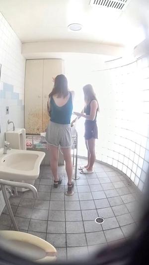 15262914 Непроверенное видео, на котором симпатичная девчонка переодевается в туалете в стиле вестерн у моря
