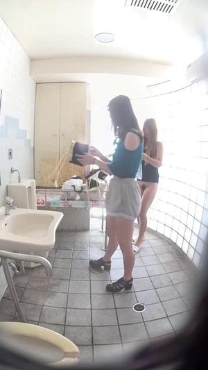 15262914 Непроверенное видео, на котором симпатичная девчонка переодевается в туалете в стиле вестерн у моря