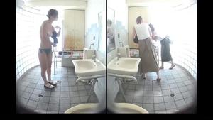 15271015 [Voyeur] Women who take off their swimsuits and change clothes in the toilet