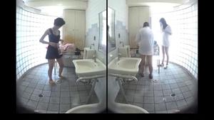 15271015 [Вуайерист] Женщины, которые снимают купальники и переодеваются в туалете