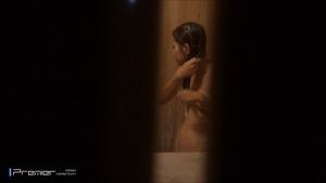 Linda garota de seios e pele clara tomando banho no banheiro da donzela Voyeur Vol.01