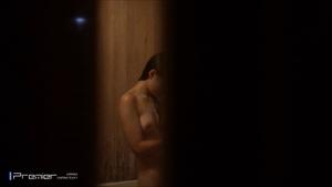 Chica hermosa de pechos de piel clara bañándose en el baño de la doncella Voyeur Vol.01
