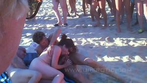 ヌードビーチ – ホットな露出狂の公共乱交