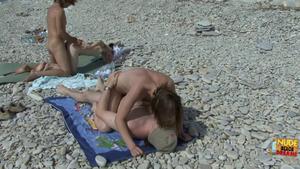 Nude Beach – Orgia Pública de Exibicionistas Quentes