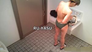 15393945 I'll show you the tits of a fair-skinned gal who looks like a high-ranking Mitsuru in the toilet!