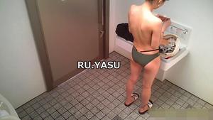 15393945 Je vais vous montrer les seins d'une fille à la peau claire qui ressemble à une Mitsuru de haut rang dans les toilettes !