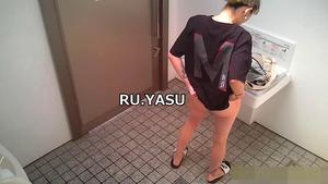 15393945 I'll show you the tits of a fair-skinned gal who looks like a high-ranking Mitsuru in the toilet!