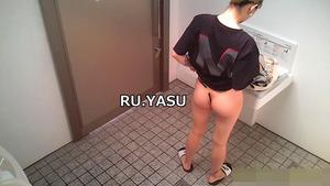 15393945 Vou te mostrar os peitos de uma garota de pele clara que parece um Mitsuru de alto escalão no banheiro!