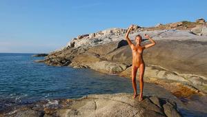Обнаженная танцовщица на пляже — Корсика, лето 2014!
