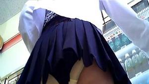 JK-chan穿著水手服咬褲子