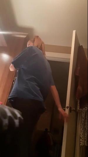 सेक्सी बहन के कमरे में छिपा कैमरा