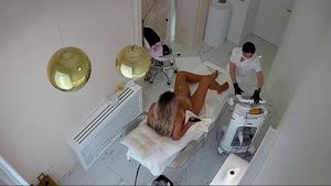 Spying on gorgeous woman becoming hairless in beauty salon