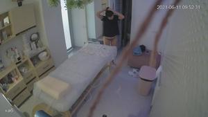 Hidden cam caught a hot girl during her massage