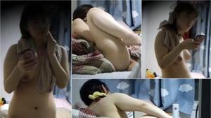 15300589 Una estudiante universitaria con enormes pechos después de tomar un baño, jugueteando con su coño mientras tiene convulsiones anales