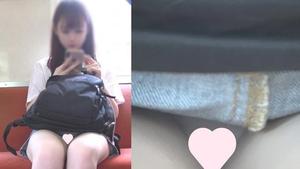 [4K video] [Appearance] The miniskirt denim of a super cute beauty is rolled up and shows more light pink pants [with door-up] Scenery from the train