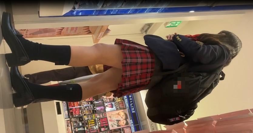 ◎Low angle #17 blue thong seen from cute school uniform