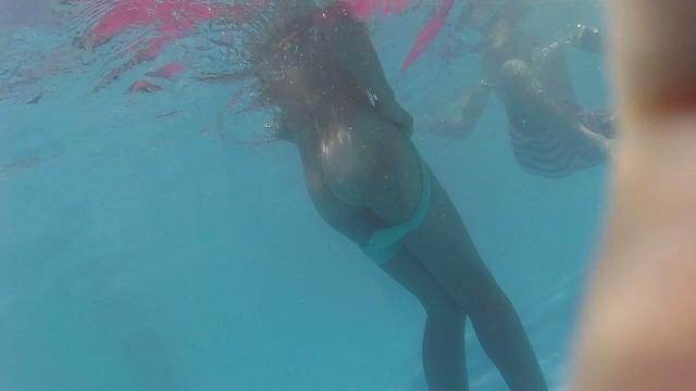 पूल की झाँकने की शैली लड़की के पानी के नीचे के निचले शरीर की स्थिति