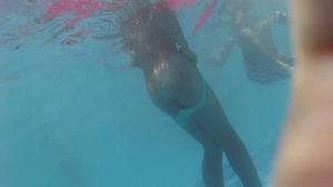 Estilo de mirada furtiva de la situación de la parte inferior del cuerpo bajo el agua de la chica de la piscina